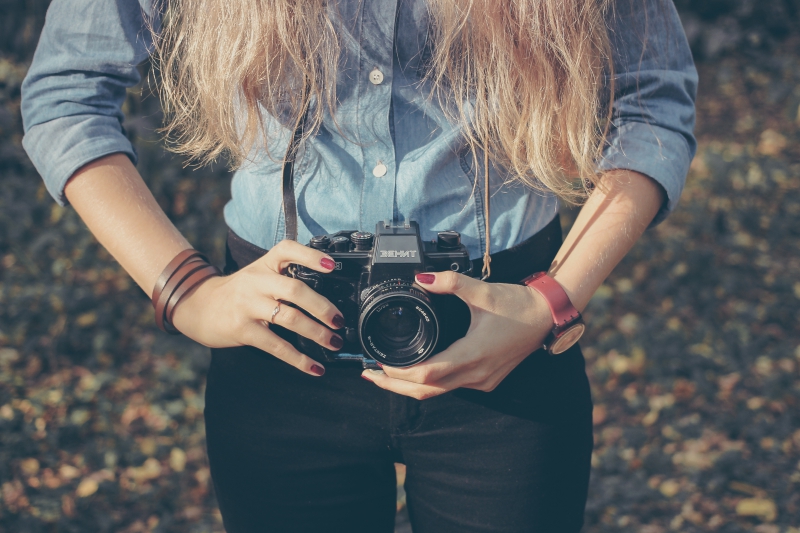 photographe-CAP D AIL-min_hand-person-girl-woman-camera-photography-614-pxhere.com