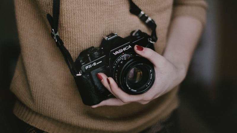 photographe-CAP D AIL-min_woman-camera-photography-photographer-slr-dslr-319-pxhere.com